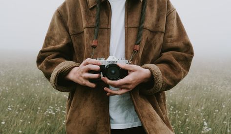 How to Get Your Freelance Photography Seen by More People Person Holding Camera, Autumn Lightroom Presets, Person Photography, Camera Drawing, Freelance Photography, Rustic Autumn, Photographer Pictures, Artsy Photos, Side Income