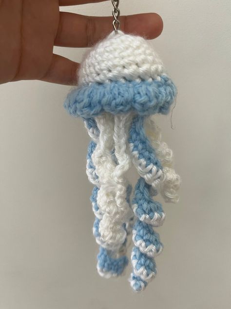 Small Crochet Projects Gifts, Crochet Projects For Friends, Crochet Projects Aesthetic, Crochet Jellyfish Keychain, Bens Car, One Piece Crochet, Jellyfish Keychain, Crochet Jellyfish, Crochet Keychains