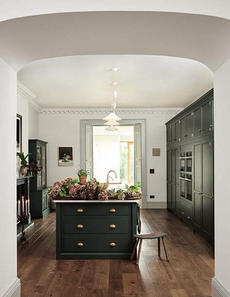 Classic English Kitchen, Devol Kitchens, Victorian Kitchen, English Kitchens, Classic Kitchen, Green Cabinets, Kitchen Farmhouse, Bespoke Kitchens, Green Kitchen