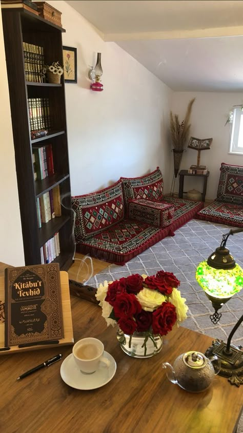 Arab Bedroom, Middle Eastern Bedroom, Middle Eastern Home Decor, Islamic Study, Arabic Living Room, Muslim Prayer Room Ideas, Middle Eastern Decor, Persian Decor, Prayer Room Ideas