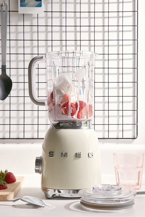 SMEG Blender Smeg Blender, Retro Kitchen Appliances, Smeg Kitchen, Casa Vintage, Interior Modern, Decor Guide, Retro Home Decor, Retro Home, Retro Kitchen