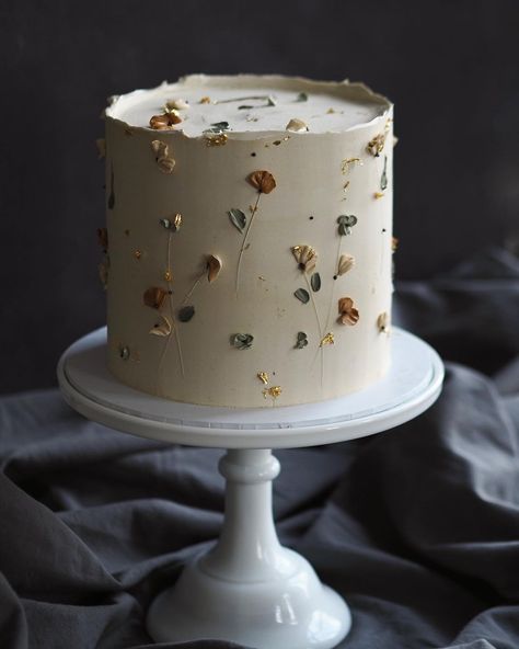 Dried Flower Birthday Cake, Rustic Simple Wedding Cake, Sage Birthday Decor, Birthday Cake Ideas White, Elegant Baby Shower Cakes, Wedding Cake Sage, Wedding Cake Sage Green, Wedding Cake Earthy, Dark Green Cake