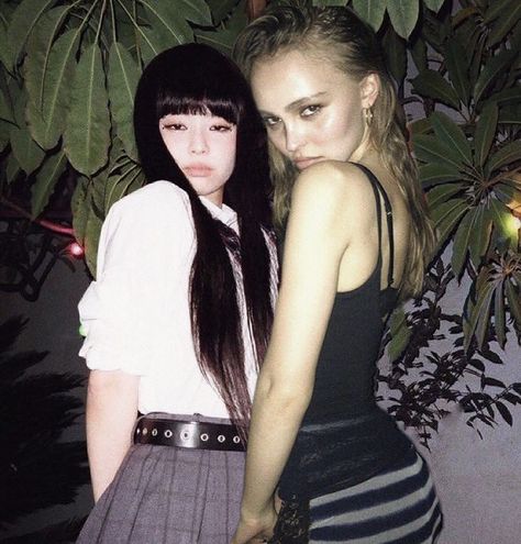 Jennie And Lily Rose Depp, Jennie And Lily, Lily Depp, Concert Hairstyles, Rose Depp, Rose Icon, Couples Icons, Lily Rose Depp, Beautiful Mess