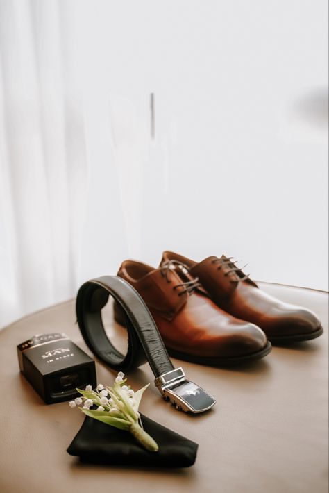 Mens Flat Lay Wedding, Groom Flat Lay Photo, Groomsmen Flatlay, Groomsmen Detail Photos, Mens Getting Ready Photos, Groom Details Photography, Groom And Dad Pictures, Groom Flatlay, Groom Detail Shots