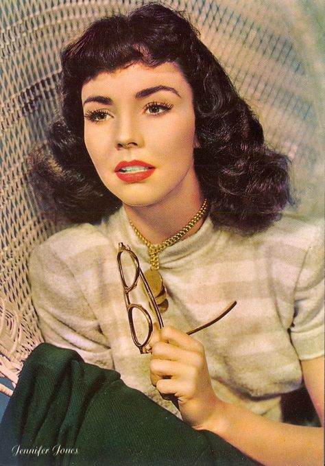 Jennifer Jones Vintage Bangs, Curled Bangs, Types Of Hair Color, Retro Curls, 50s Hairstyles, 1940s Hairstyles, Jennifer Jones, Old Hollywood Stars, Actrices Hollywood