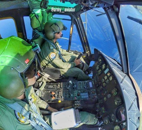 Boeing Ch 47 Chinook, Pilot Humor, Helicopter Cockpit, Luxury Helicopter, Army Aviation, Military Images, Aviation World, Airplane Fighter, Military Helicopter