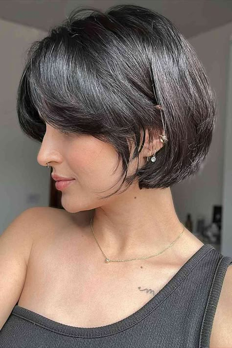 Short Jaw-Length Bob Cut for Very Dark Hair and for ladies with oval faces Twisted Hair, Really Short Hair, Hair Inspiration Short, Shot Hair Styles, Short Bob Haircuts, Haircuts For Fine Hair, Short Hair Haircuts, Short Hair With Layers, Short Bob Hairstyles