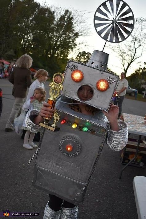 Robot Costume Diy, Homemade Robot, Robot Costume, Robot Craft, Robot Costumes, Vintage Halloween Images, Easy Diy Costumes, Diy Robot, Costume Works