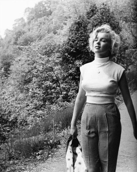 Marylin Monroe Casual, Casual Marilyn Monroe, Marylin Monroe Casual Outfits, 1960s Womens Fashion Classy, Old Hollywood Fashion Casual, Marilyn Monroe Style Casual, Marilyn Monroe Street Style, Marylin Monroe Iconic Photos, Modern Marilyn Monroe Style