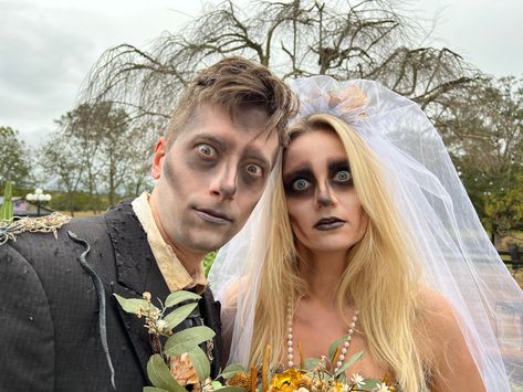 Wedding Halloween Costumes, Bride And Groom Halloween Costumes, Gory Halloween Makeup, Dead Bride, Zombie Bride, Halloween Parejas, Ghost Costume, Bride Makeup, Halloween Wedding