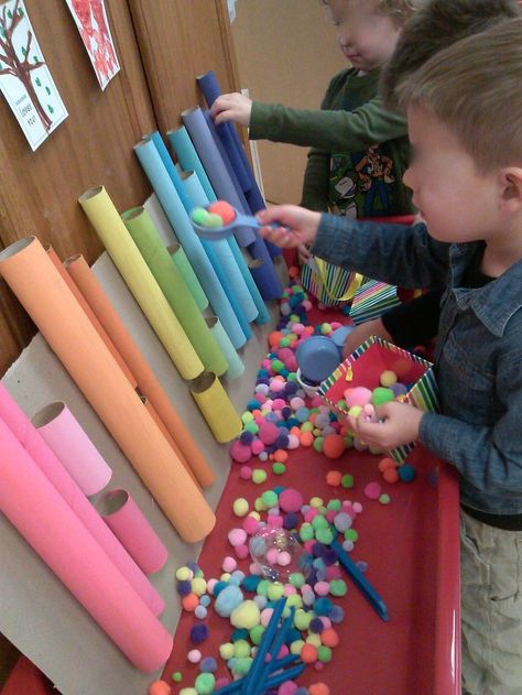 Pom Pom sorting using tongs and scoops. Gloucestershire Resource Centre www.grcltd.org/... Maker Fun Factory, Preschool Fine Motor, Creative Curriculum, Sensory Table, Toddler Fun, Fine Motor Activities, Motor Activities, Reggio Emilia, Preschool Classroom