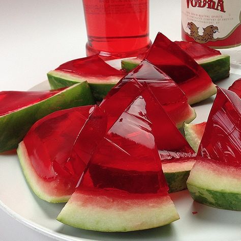 Watermelon Shots, Watermelon Jello Shots, Watermelon Cocktail Recipes, Best Jello Shots, Watermelon Jello, Watermelon Sangria, Watermelon Jelly, Jelly Shots, Cherry Vodka