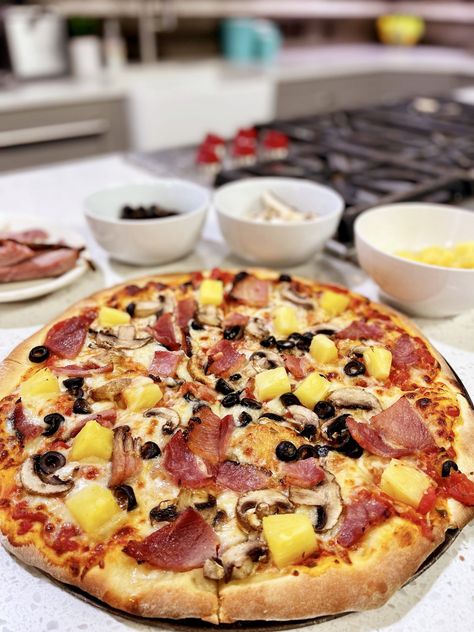 Hawaiian Pizza Dip, Homemade Hawaiian Pizza, Pizza Hawaiian, Hawaiian Pizza Recipe, Ham And Pineapple Pizza, Pizza Cooking, Ham Pizza, Honey Glazed Ham, Pineapple Pizza