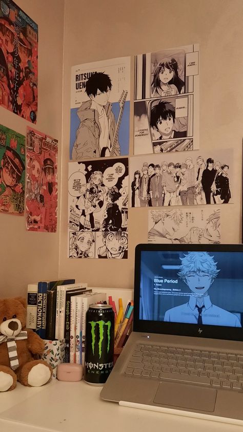 Minimalistic Anime Room, Anime Desk Ideas, Manga Room Aesthetic, Anime Desk Setup, Otaku Room Aesthetic, Manga Room, Otaku Aesthetic, Anime Bedroom Ideas, Anime Desk