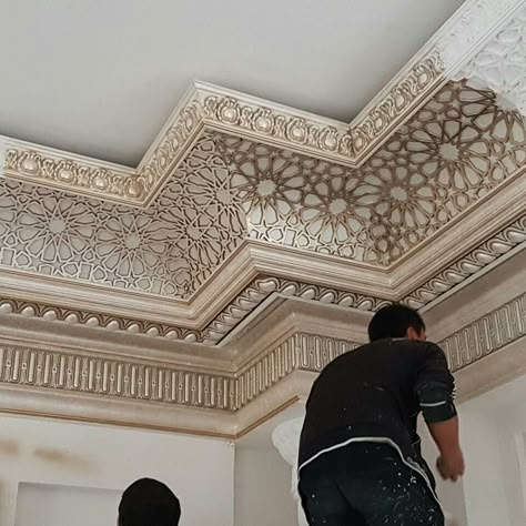 Потолки из гкл и лепки. Wall Elevation, Arabic Decor, Pop False Ceiling Design, Pop Ceiling Design, House Ceiling Design, Moroccan Interiors, Ceiling Design Modern, Hobbit Hole, Ceiling Design Bedroom