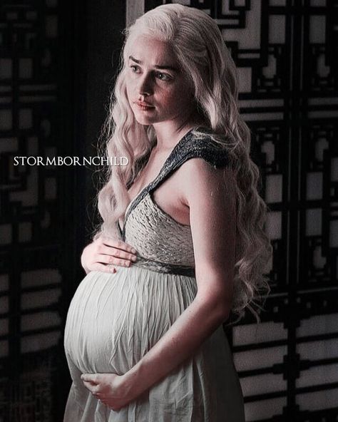 Daenerys × Jon : boatbaby ❥ on Instagram: “I'm kinda obsessed for Daenerys being pregnant, and even more If the daddy is Jon, right...? 😉 sadly we only had the chance to see her…” Daenerys Costume, Daenerys Targaryen Dress, Game Of Thrones Khaleesi, Jon Snow And Daenerys, Queen Of Dragons, Pregnancy Costumes, Game Of Thrones Cast, Targaryen Art, Being Pregnant