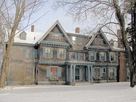 A History of Shingle Style Homes - Period Homes Shingle Style Mansion, 1910s House, 1910s House Interior, Shingle Cottage, Shingle Style Architecture, Pretty Houses, Shingle Style Homes, Castle House, House Exteriors