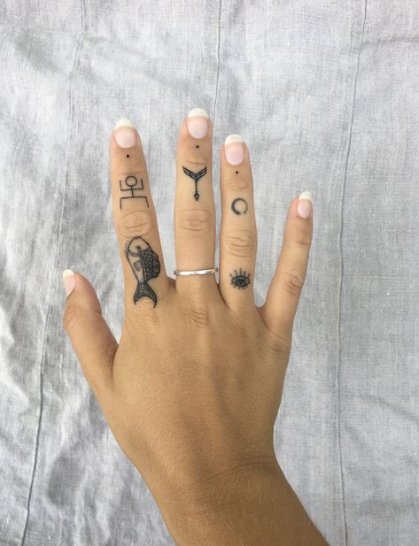 Fish Finger Tattoo, Enso Tattoo, Tattoo Finger, Dot Tattoos, Fish Finger, Finger Tattoo, Finger Tattoos, Body Painting, Wabi Sabi