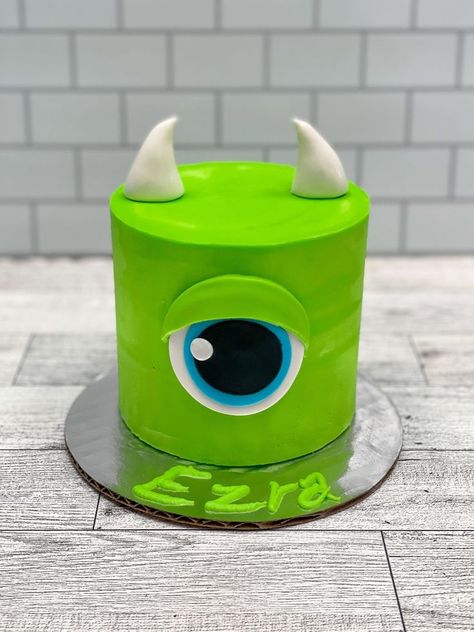 Mike Wazowski Cake, Halloween Cupcake Design, Monsters Inc Cake, Monster Inc Cakes, Funny Cupcakes, Scary Cakes, Mike From Monsters Inc, Monster Inc Birthday, Monster Cupcakes