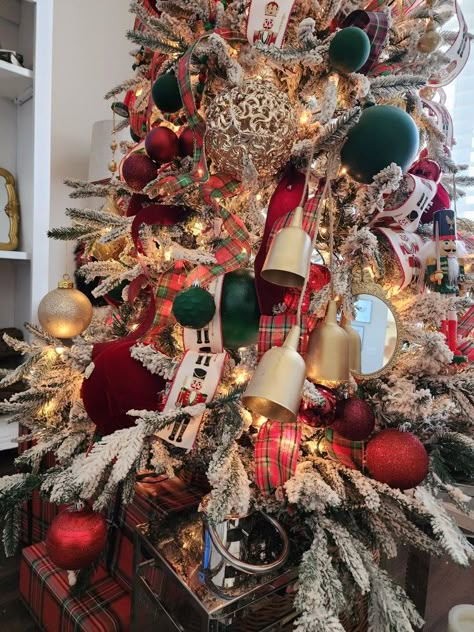 Red And Hunter Green Christmas Tree, Christmas Tree Decorating Business, Classic Christmas Tree Ideas 2024, Santa Themed Tree, Cracker Barrel Christmas Tree, Red And Green Plaid Christmas Tree, Nut Cracker Christmas Tree Theme, Nut Cracker Christmas Theme, Nutcracker Christmas Tree Theme Ideas