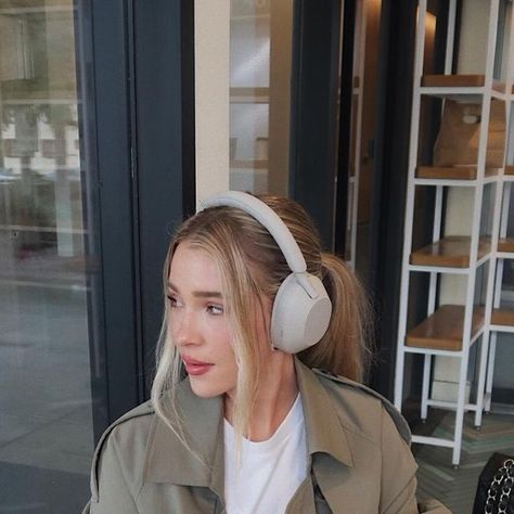 payton sartain on Instagram: "my headphones are my favorite accessory — @sonyelectronics WH-1000XM5 🎧🖤 the most comfy headphones for working, traveling, exercising, & accessorizing. #ad #sonyheadphones #forthemusic" Sony M5 Headphones, Sony Wh-1000xm5, Comfy Headphones, Sony Headphones Outfit, Fashion Headphones, Headphones Outfit, Payton Sartain, Headphones Sony, Headphone Outfit