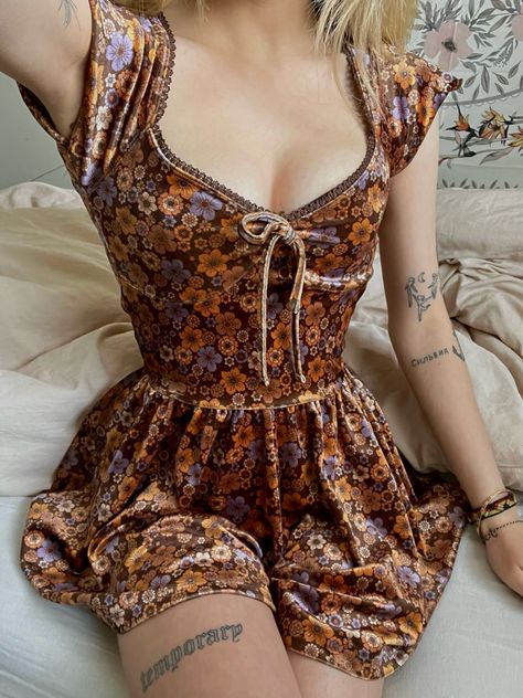 70’s vinatge romper #70sfashion #70s #70saesthetic #retrostyle #retroaesthetic #vintagestyle #vintagedress #vintageclothes #vintageaesthetic #romper #playsuit #texttattoo #dress #70sdress #urbanoutfitters #millyplaysuit #tattooideas #tattoosforwomen #tattooinkspiration #linearttattoo #traditionaltattoo #minimalisttattoos #trendyfashion #pointillismtattoo 70s Romper Outfit, 70s Romper, Grunge Dresses, Mode Hippie, Hipster Fashion, Swaggy Outfits, Edgy Outfits, Dream Clothes, Look Cool