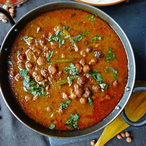 Black chickpeas/kala Chana curry recipe – From bowl to soul Kale Chane Recipe, Black Chana Recipe, Channa Recipe, Chana Recipe, Black Chickpeas, Downtown Calgary, Tomato Gravy, Fried Fish Recipes, Kerala Food