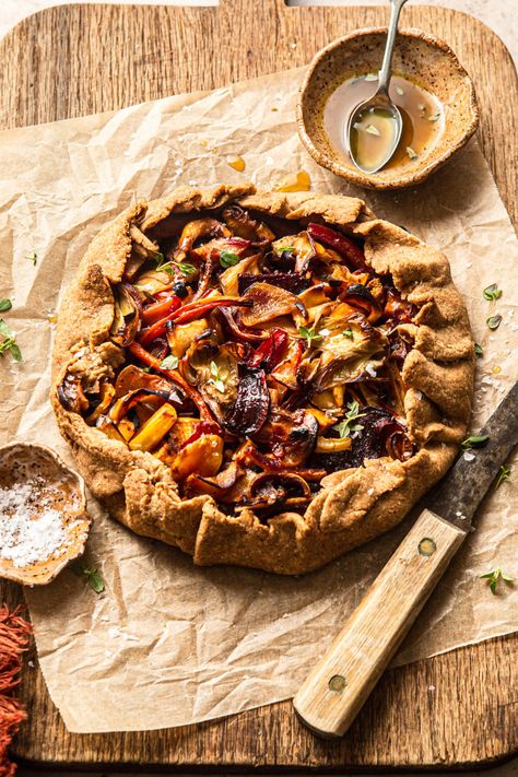 Root Vegetables Roasted, Vegetable Galette, Winter Root Vegetables, Vegan Tarts, Vegetable Tart, Store Bought Pie Crust, Vegetable Pie, Galette Recipe, Vegan Roast