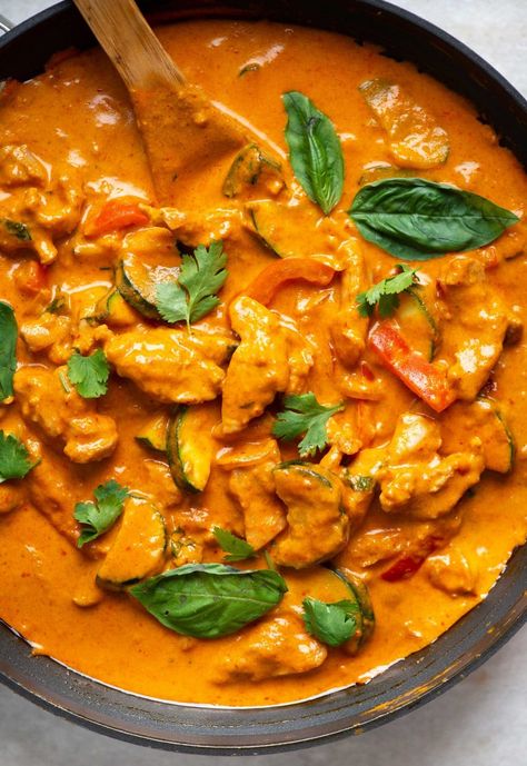 Red Curry Paste Recipe, Curry Paste Recipe, Thai Red Curry Recipe, Red Curry Recipe, Thai Curry Recipes, Red Curry Chicken, Recipes With Chicken And Peppers, Paste Recipe, Pepper Chicken