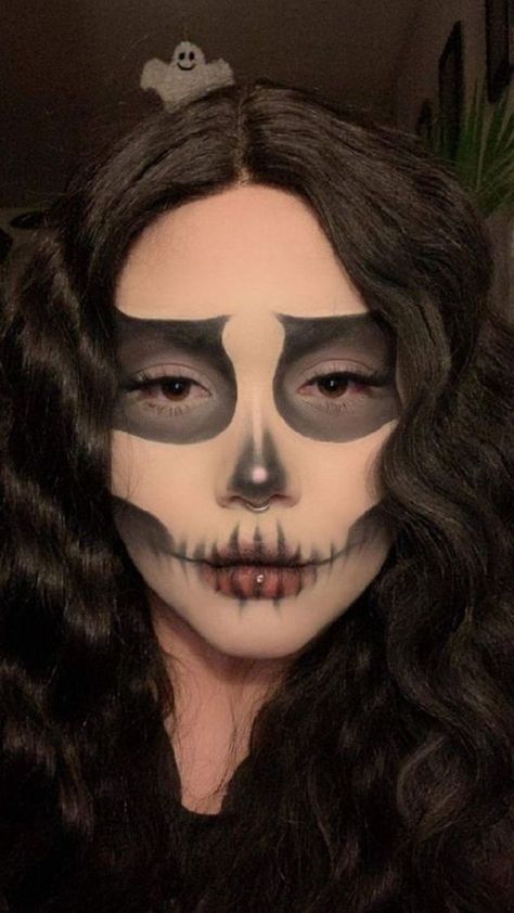 halloween make-up inspo Girly Skeleton Makeup, Skeleton Girl Makeup, Skeleton Make Up Look, Ghoul Makeup Halloween, Skeleton Makeup Black Woman, Baddie Skull Makeup, Baddie Skeleton Makeup, Halloween Skeleton Outfit, Mannequin Makeup Ideas