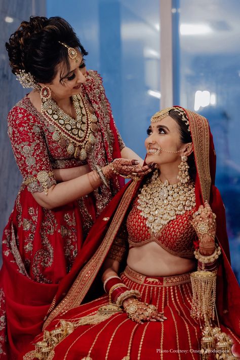 Wedding Look Makeup, Ritual Photography, Moms Outfit, Mother Portrait, Brides Outfit, Makeup Looks Wedding, Bride Groom Photoshoot, Bride And Mother, Rajasthani Bride