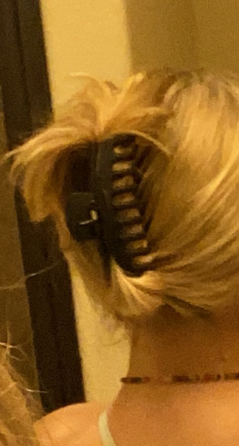 i love a good claw clip Claw Clip Hairstyles Y2k, Styles With Claw Clip, Spiky Claw Clip Hair, Hair Styles With Claw Clip, Hairstyles With Claw Clip, Y2k Hair Styles, Clip Aesthetic, Hairstyles Y2k, Claw Clip Hair