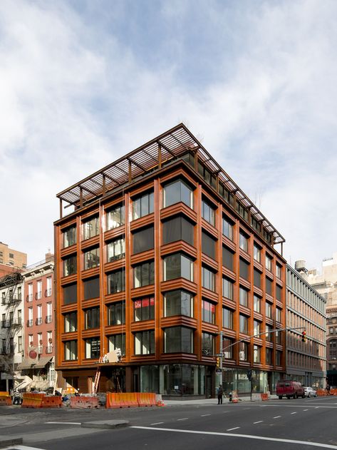 A grid of terra-cotta frames the glass walls of a new residential building by Selldorf Architects in New York’s trendy NoHo neighborhood. Read on to see more buildings with terracotta façades. Modern Architecture Design, Office Building Architecture, Exterior Modern, Brick Architecture, Renzo Piano, Glass Walls, Brick Facade, Urban Architecture, Building Facade