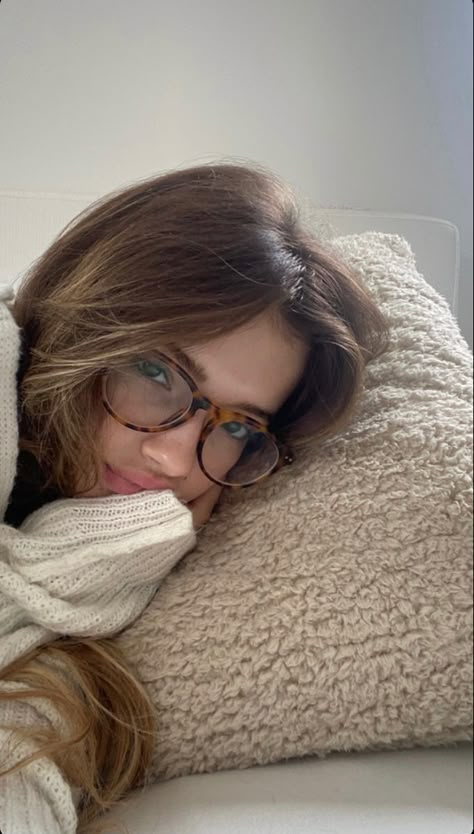 Clear Eyeglasses Aesthetic, Tortoise Glasses Aesthetic, Cute Outfit With Glasses, Glasses Frames For Women Aesthetic, Prom With Glasses, Steph Bohrer Glasses, Dark Glasses Aesthetic, Glasses Inspiration Women, Profile Picture Pose Ideas Selfie