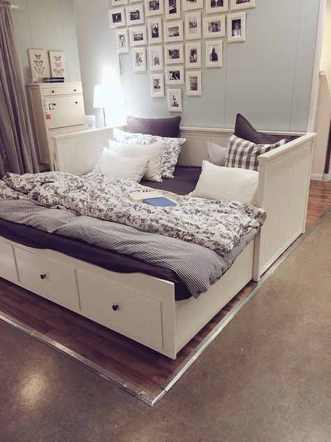 Loft Daybed Ideas, Ikea Day Bed Bedroom Ideas, Bedroom Daybed Ideas, Daybed Room Ideas For Teens, Ikea Teen Room, Ikea Bed Ideas, Ikea Divan, Ikea Daybed Room Ideas, Bedroom With Daybed