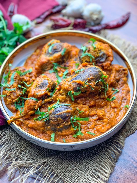 Stuffed Brinjal Recipes Indian, Brinjal Recipes Indian, Baingan Masala, Baingan Recipe, Ghee Rice, India Party, Sabji Recipe, Tomato Curry, Easy Foods