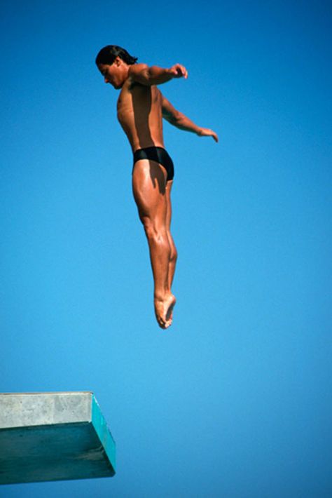 Greg Louganis...Amazing diver! Greg Louganis, Olympic Diving, Diving Springboard, Sports Clips, Sport Icon, Olympic Athletes, Sports Figures, Swimming Diving, Action Poses