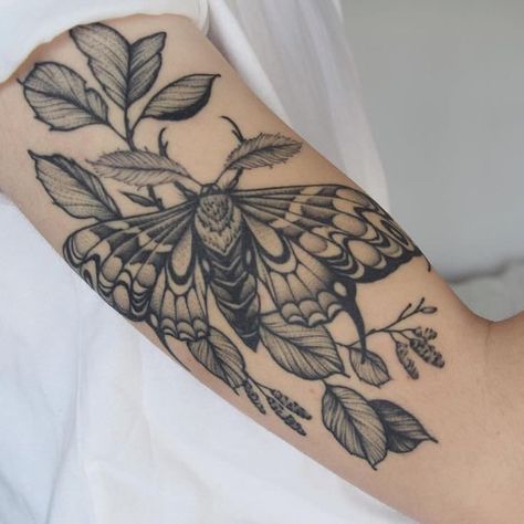 Natur Tattoo Arm, Botanisches Tattoo, Background Tattoo, Moth Tattoo Design, Linework Tattoo, Insect Tattoo, Nature Tattoo, Tattoos Geometric, Moth Tattoo