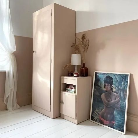 Pink color block interior with pink Setting Plaster Farrow and Ball Setting Plaster Farrow And Ball, Color Block Interior, Colour Blocking Interior, Setting Plaster, Plaster Paint, Farrow And Ball, Wall Paint Colors, Interior Paint Colors, Spare Bedroom