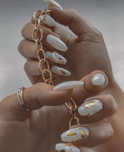 Pose For Nails Photo, Nails For Photoshoot Photo Ideas, How To Take Pictures Of Nails, Nail Art Poses, Nail Pic Poses, Hand Model Poses Nails, Nail Hand Poses, Nail Pose Ideas, Nail Pictures Instagram