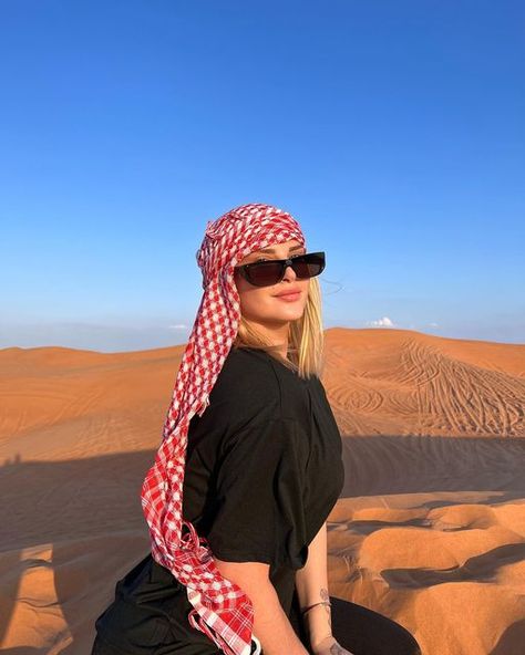 Umroh Outfit, Desert Photoshoot Ideas, Dubai Photoshoot, Dubai Outfit, Desert Outfit, Blouse Outfit Casual, Dubai Outfits, Ootd Poses, Dubai Style