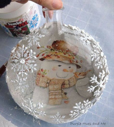 Decoupage Baubles Diy Christmas, Diy Decoupage Christmas Ornaments, Snowman Bottle, Decoupage Ornaments, Reverse Decoupage, Decor Upcycle, Winter Wreath Diy, Decoupage Tutorial, Christmas Decoupage