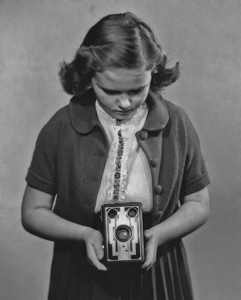 In 1900, the Eastman Kodak Company changed the history of photography with its low-priced, hand-held point-and-shoot camera called the Brownie. Box Brownie Camera, 1950s Life, Brownie Camera, Box Brownies, Popular Photography, Old Cameras, Wedding Girl, History Of Photography, Point And Shoot Camera