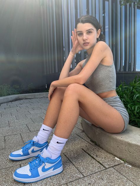 Poses Showing Off Shoes, Showing Off Shoes Pose, Sneaker Poses, Poses To Show Off Shoes, Shoe Poses, References Female, Streetwear Photoshoot Ideas, Streetwear Photoshoot, Ig Poses