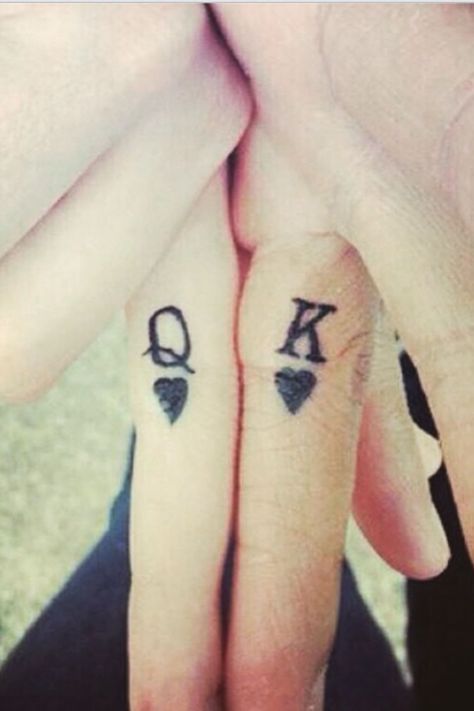 tatoo love couples Matching Finger Tattoos, Tato Grunge, Tato Geisha, Tiny Tattoos With Meaning, Simple Finger Tattoo, Finger Tattoos For Couples, Tiny Finger Tattoos, Cute Finger Tattoos, Small Finger Tattoos