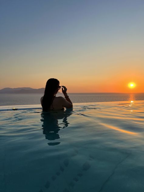 Pool Sunset Photoshoot, Pool Sunset Aesthetic, Sunset Pool Pictures, Pool Inspo Pics Photo Ideas, Swimming Pool Aesthetic Photo Ideas, Infinity Pool Pictures, Infinity Pool Poses, Pool Aesthetic Photos, Photoshoot Ideas Pool