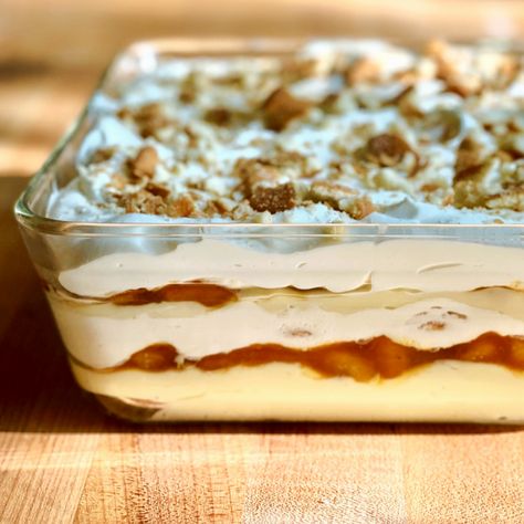 Rum Banana Pudding, Banana Rum Pudding, Boozy Banana Pudding, Banana Rum Recipes, Boozy Deserts, Bourbon Banana Pudding, Large Desserts, Rum Desserts, Rum Caramel