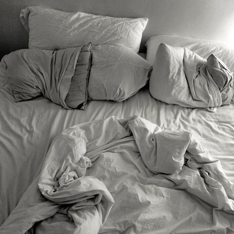 un-made bed Messy Beds, Bed Tumblr, Morning Bed, Unmade Bed, Messy Bed, Bed Images, Sleepy Time, Simple Bed, Gray Aesthetic