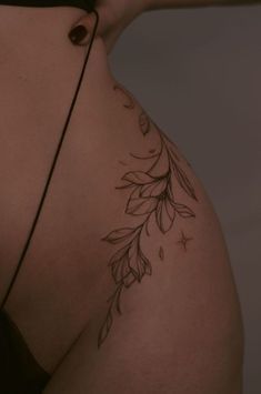 Hip Tats For Women, Tato Minimal, Photography Tattoo, Hip Thigh Tattoos, Elegant Cat, Hip Tattoos Women, Petite Tattoos, Refined Aesthetic, Thigh Tattoos Women