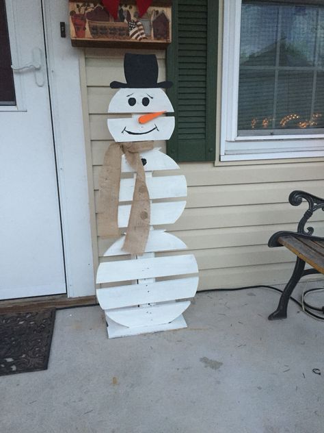 Pallet snowman! Made from pallet wood Snowman From Pallet Wood, Pallet Fall Projects, Pallet Trees, Pallet Projects Christmas, Pallet Snowman, Christmas Pallet, Pallet Christmas Tree, Christmas Yard Art, Wooden Christmas Decorations